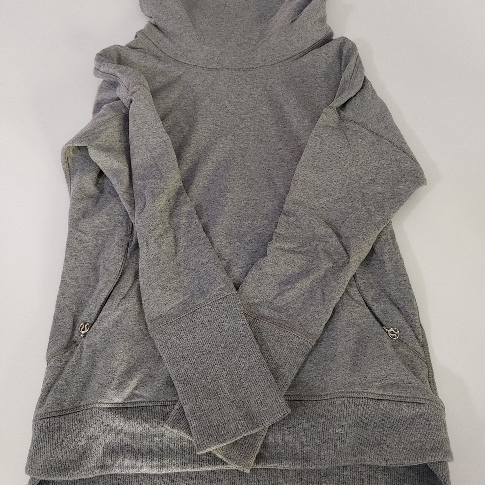 Lululemon size 6 Rest Day pullover